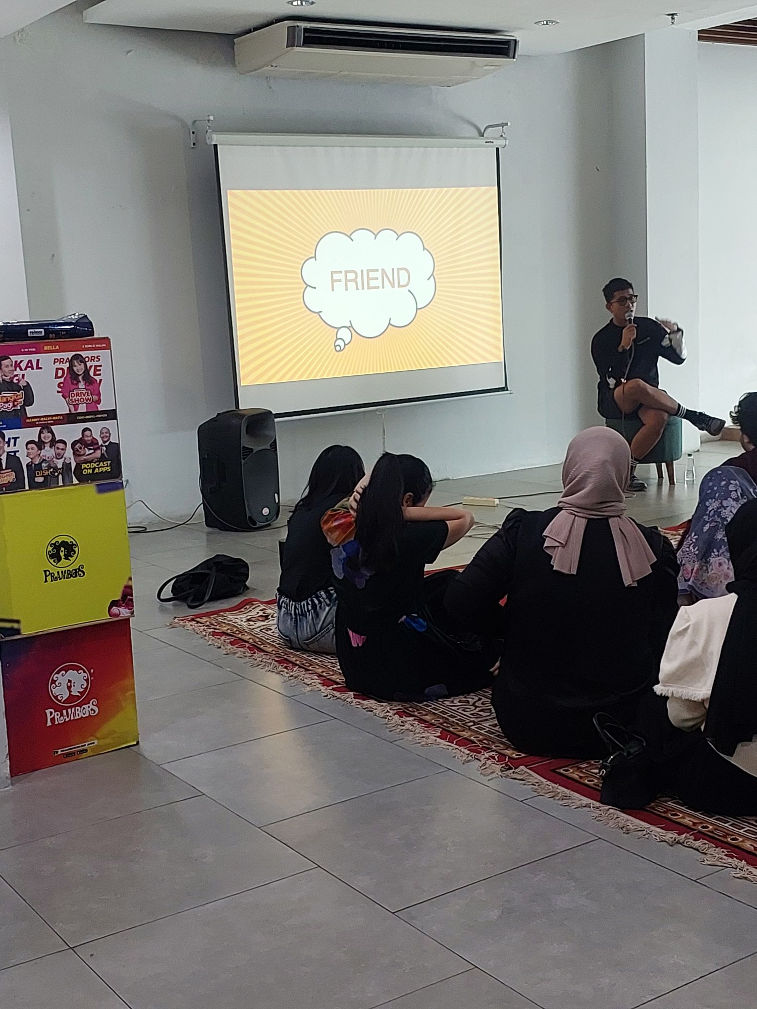 Ilham Ramdana sedang bercerita pengalaman di dapur radio